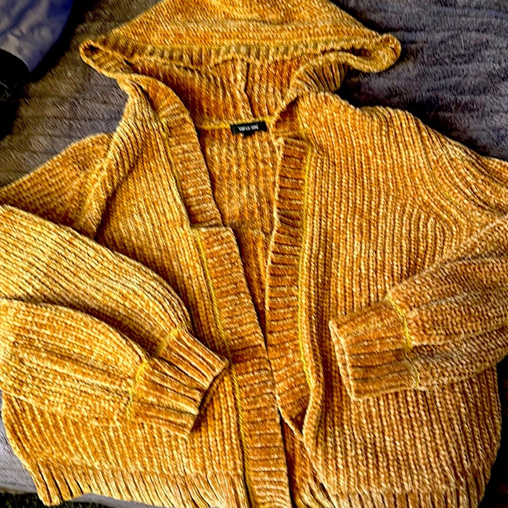 Goldfish hooded sweater open with no buttons